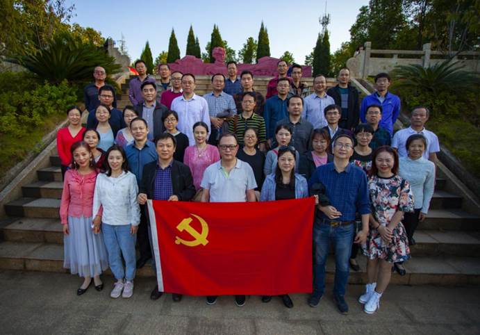bw必威西汉姆联官网的老师们在夏明翰雕像前合影留念